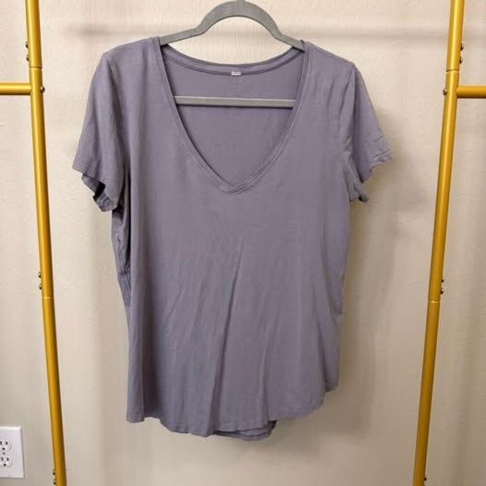 LULULEMON Athletica V-Neck Curved Hem Tee